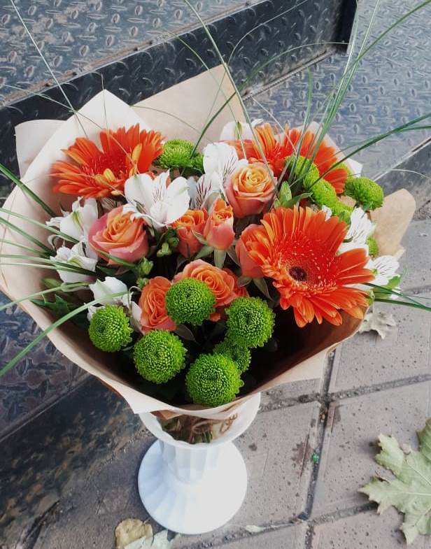 Букет цветов из: Герберы, Хризантемы, Альстромерии и Розы в Южно-Курильске