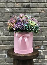 Цветочная композиция из Гипсофила и Розы в шляпной коробке в Южно-Курильске
