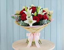 Букет цветов из:  Лилии и Розы в Южно-Курильске