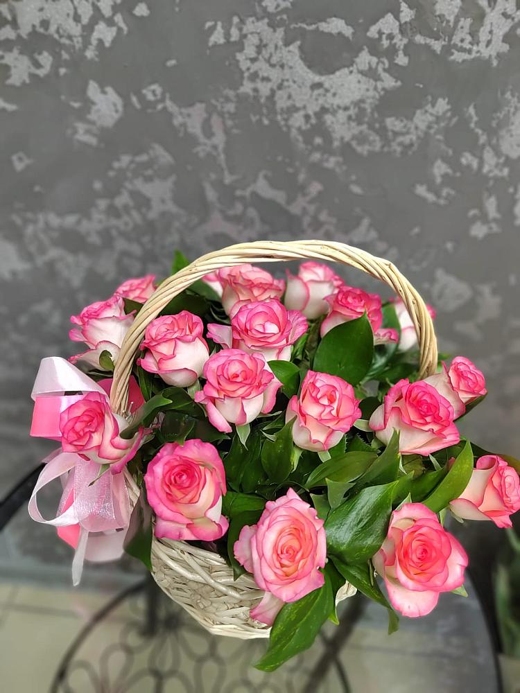 Цветочная композиция из Розы в корзине в Южно-Курильске