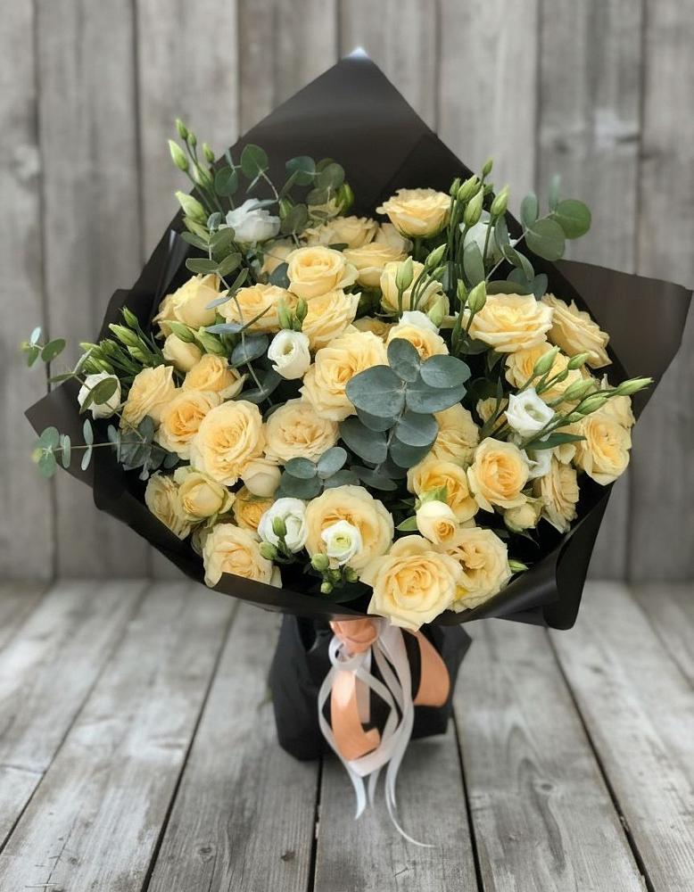 Букет цветов из: Розы и Лизиантусы в Южно-Курильске