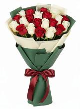 Букет Микс из красных и белых роз в Южно-Курильске