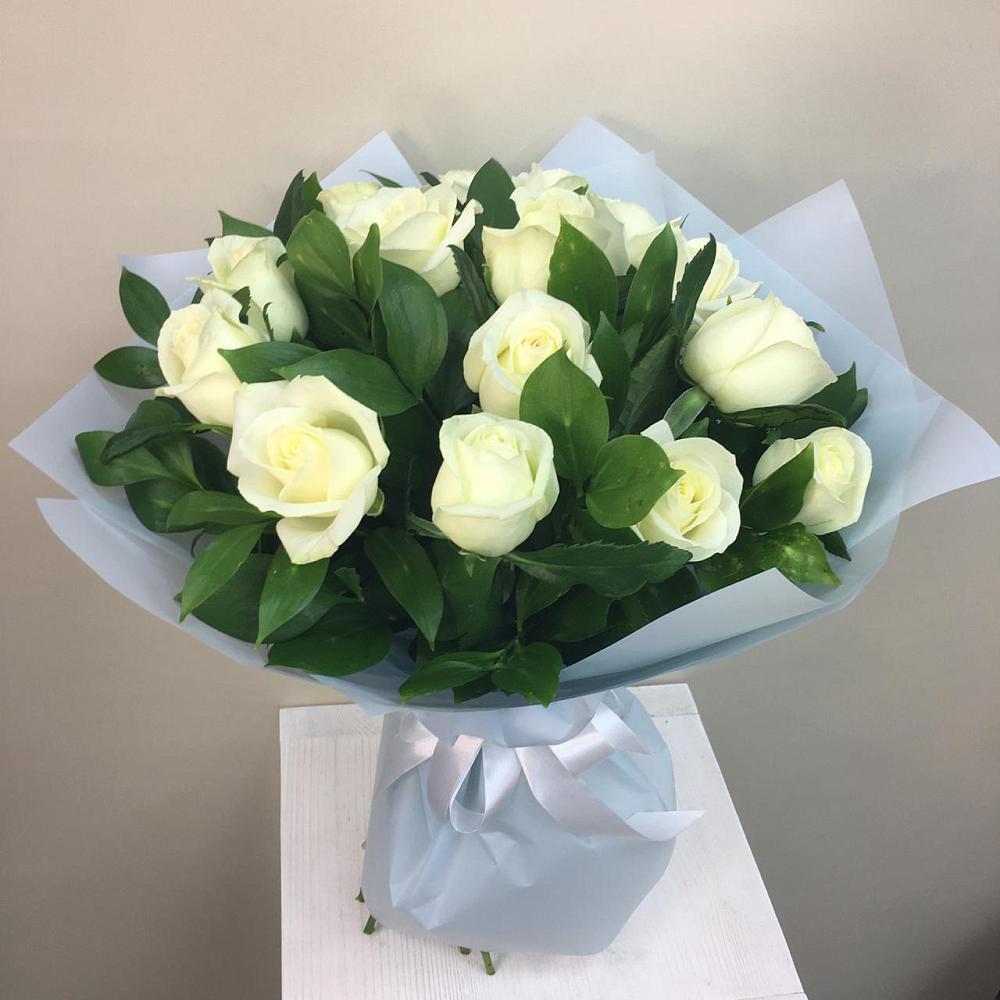 Букет 15 Белых роз Проуд в Южно-Курильске