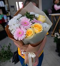 Букет цветов из:  Герберы, Розы и Хризантемы в Южно-Курильске