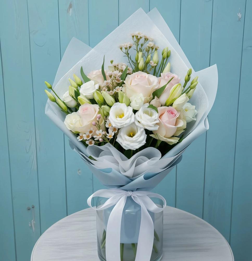 Букет цветов из: Розы и Лизиантусы в Южно-Курильске