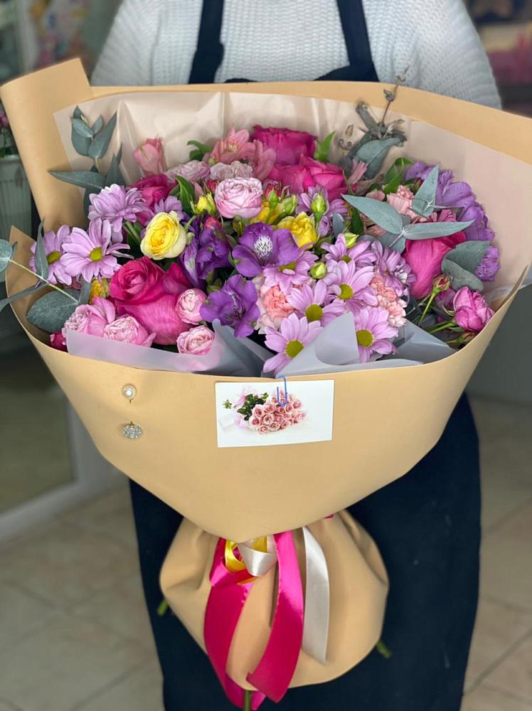 Букет цветов из: Хризантемы, Гвоздики и Альстромерии в Южно-Курильске