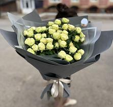 Букет Белые кустовые розы Солинеро в Южно-Курильске