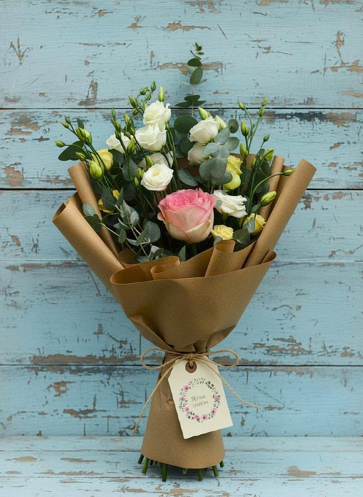 Букет цветов из: Розы и Лизиантусы в Южно-Курильске