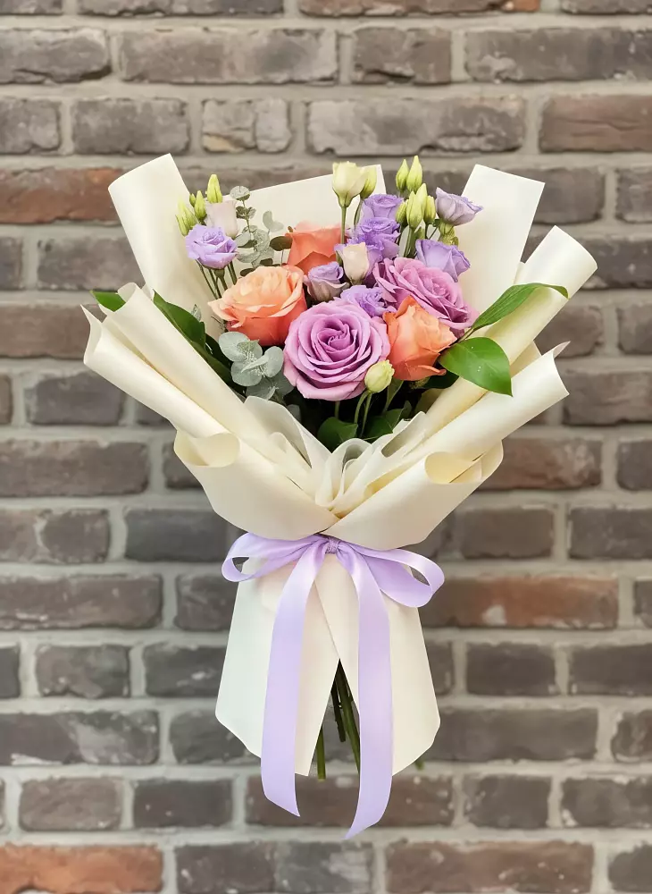 Букет цветов из: Лизиантусы и Розы в Южно-Курильске