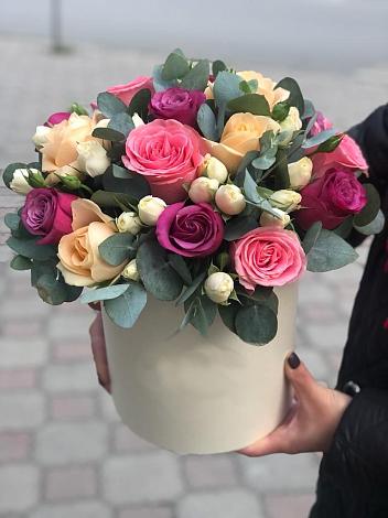 Цветочная композиция из Розы в шляпной коробке в Южно-Курильске
