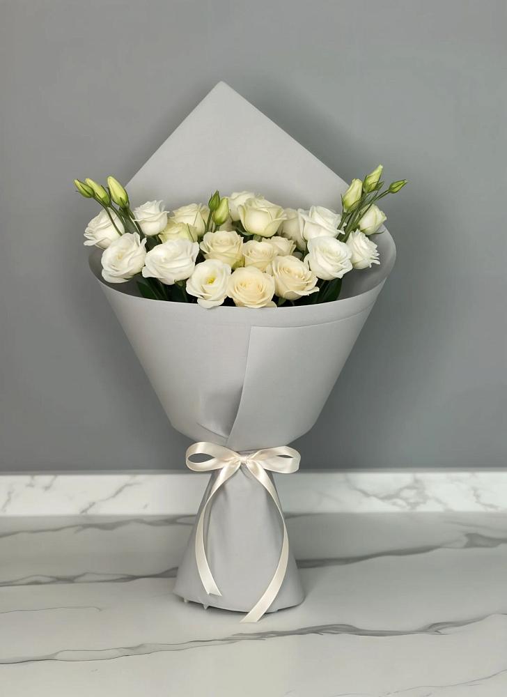 Букет цветов из: Розы и Лизиантусы в Южно-Курильске