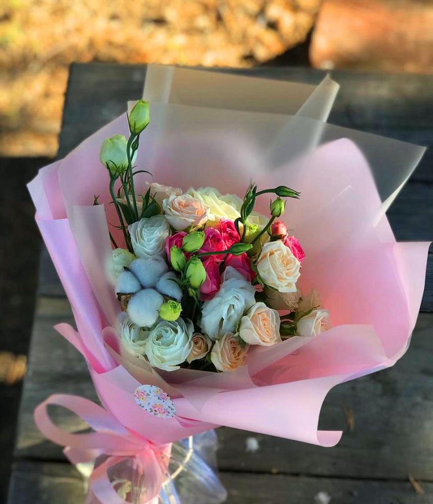 Букет цветов из: Розы и Лизиантусы в Южно-Курильске