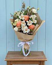 Букет цветов из:  Альстромерии, Лизиантусы, Розы и Хризантемы в Южно-Курильске
