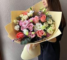 Букет цветов из:  Розы, Лизиантусы и Гвоздики #REPLACE_PRED# Южно-Курильске