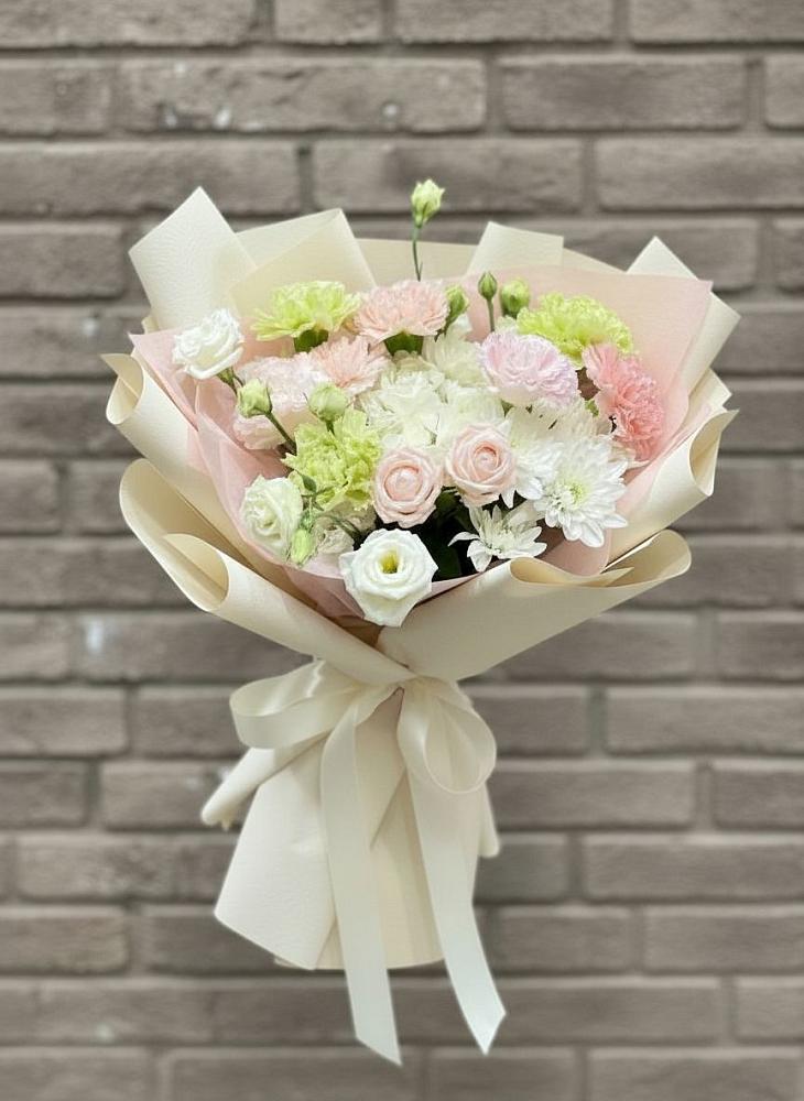 Букет цветов из: Гвоздики, Розы, Лизиантусы и Хризантемы в Южно-Курильске