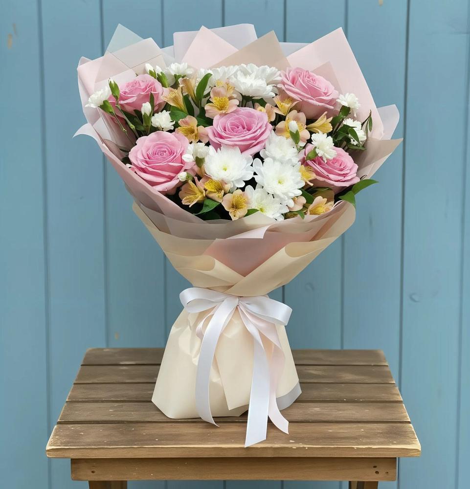 Букет цветов из: Гвоздики, Орхидеи и Розы в Южно-Курильске