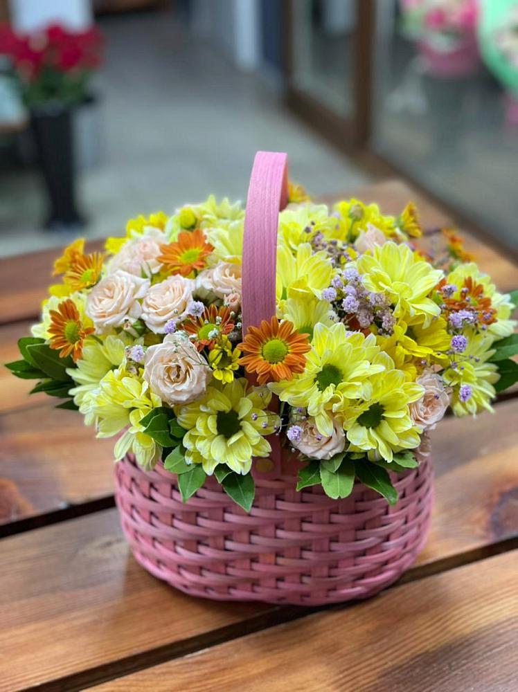 Цветочная композиция из Хризантемы и Розы в корзине в Южно-Курильске