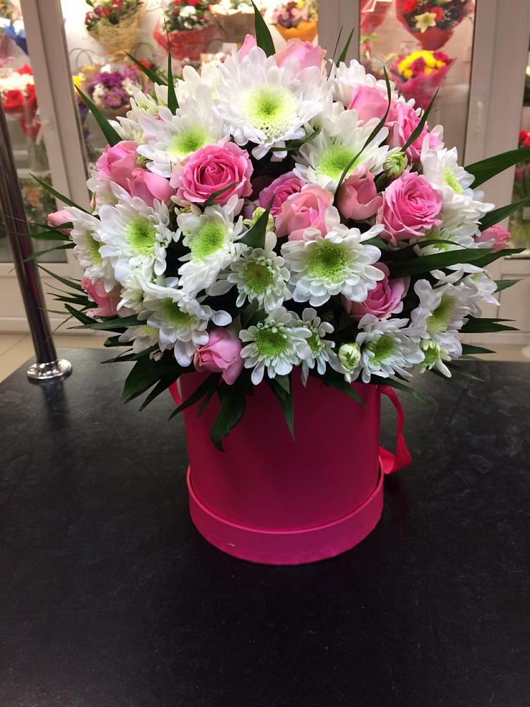 Цветочная композиция из Розы и Хризантемы в шляпной коробке в Южно-Курильске