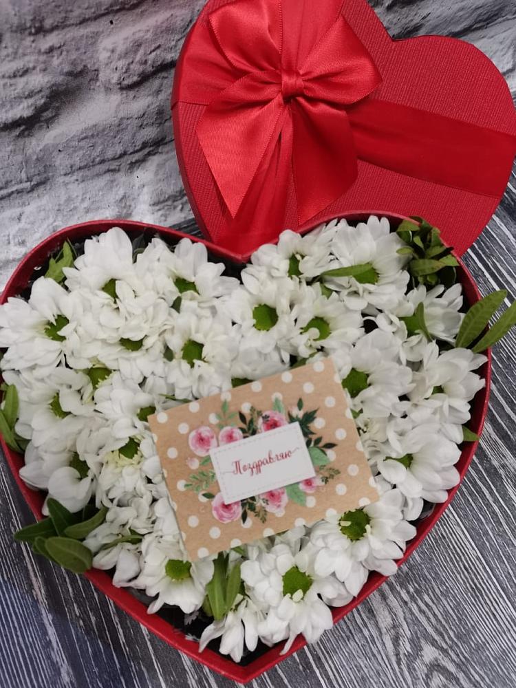 Цветочная композиция из Хризантемы в виде сердца в Южно-Курильске