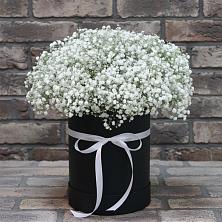 Цветочная композиция из Гипсофила в шляпной коробке в Южно-Курильске