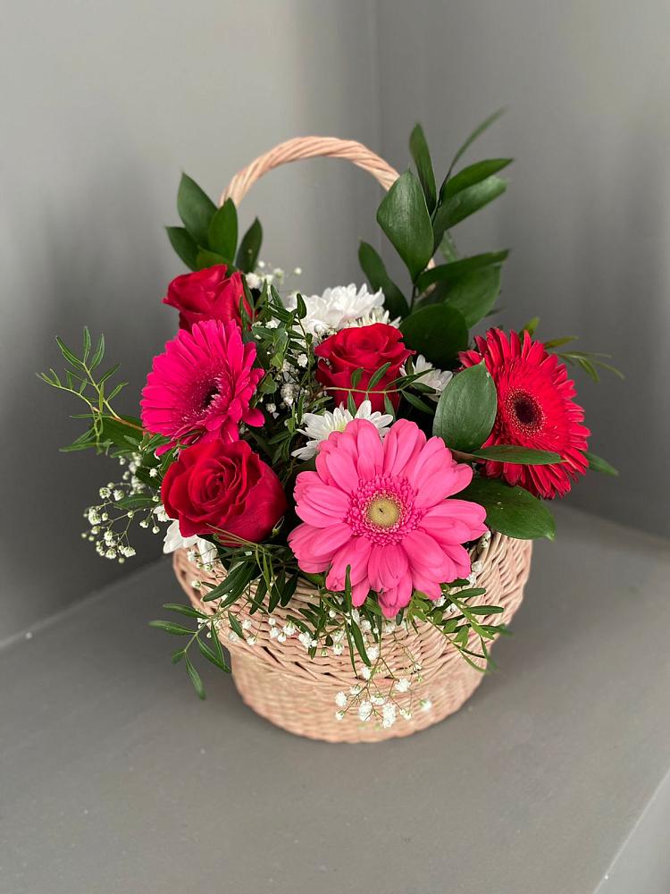 Цветочная композиция из Розы, Хризантемы и Герберы в корзине в Южно-Курильске