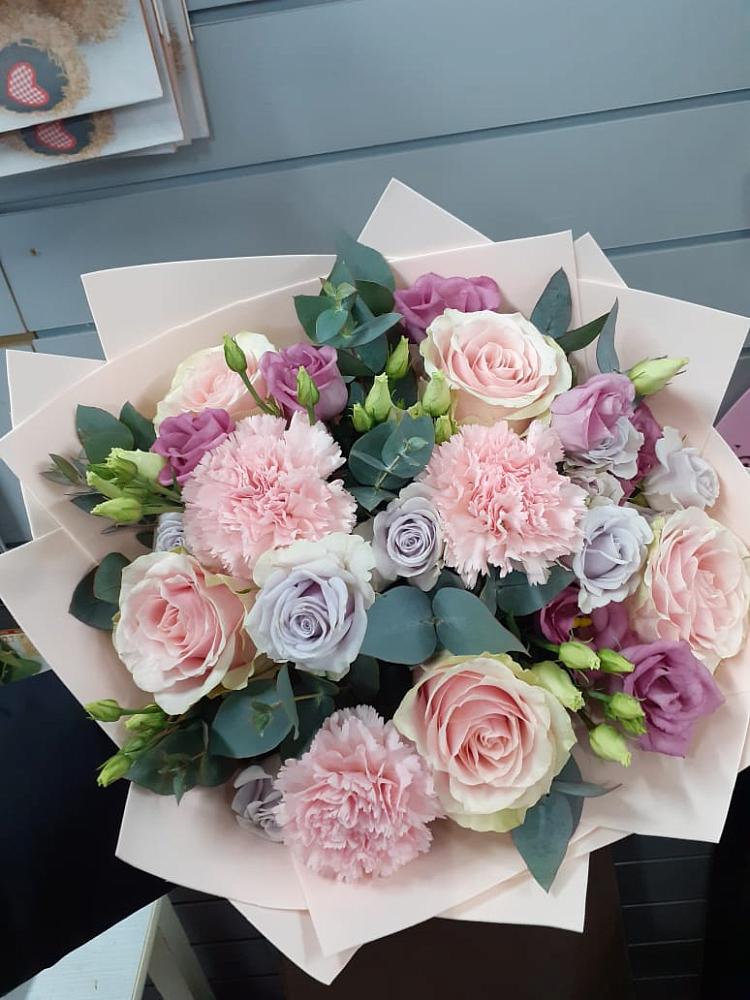 Букет цветов из: Розы, Гвоздики и Лизиантусы в Южно-Курильске