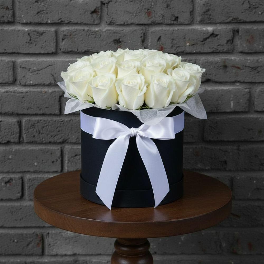 Цветочная композиция из Розы в шляпной коробке в Южно-Курильске