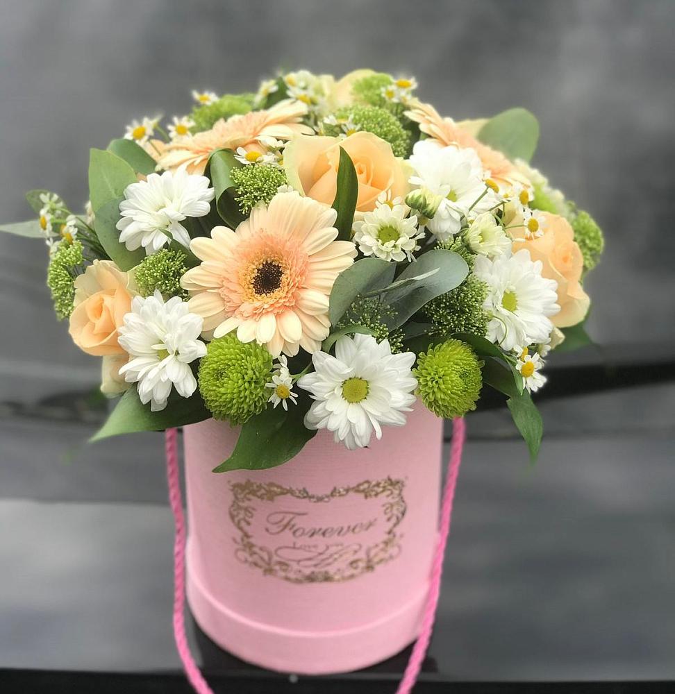 Цветочная композиция из Розы, Герберы и Хризантемы в шляпной коробке в Южно-Курильске