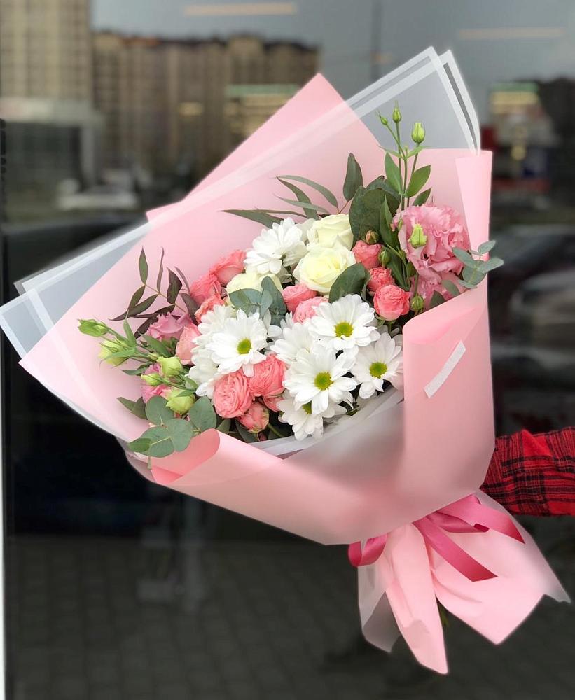 Букет нежный в Южно-Курильске Букет цветов из: Розы, Лизиантусы и Хризантемы в Южно-Курильске