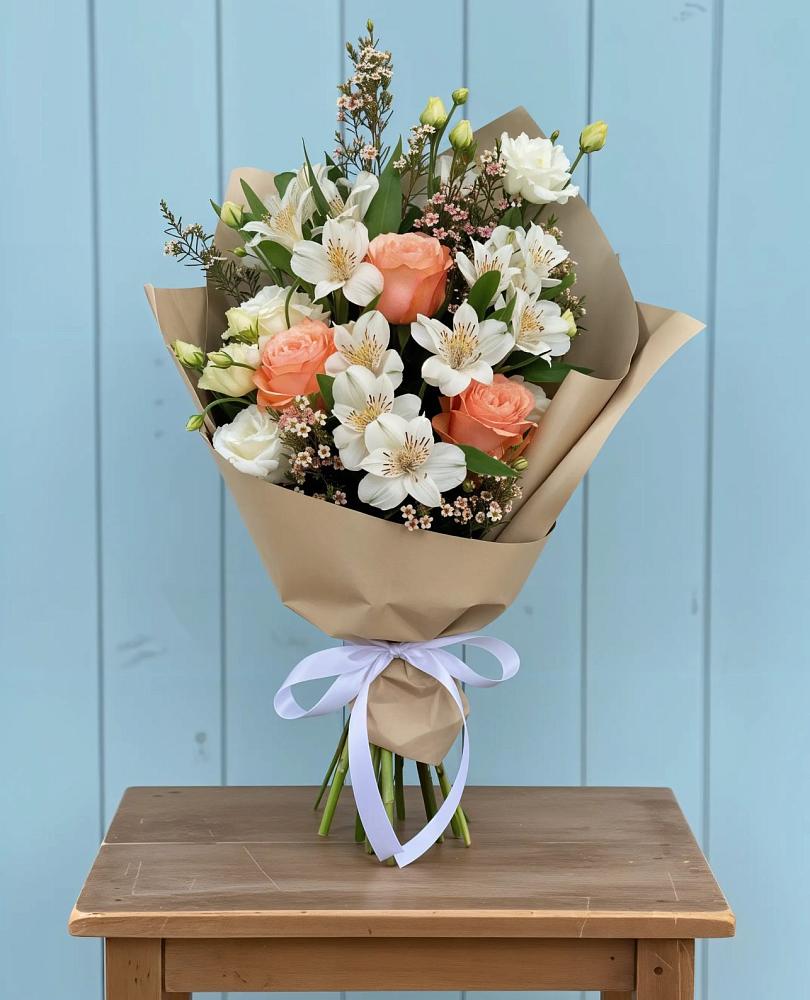 Букет цветов из: Альстромерии, Лизиантусы, Розы и Хризантемы в Южно-Курильске
