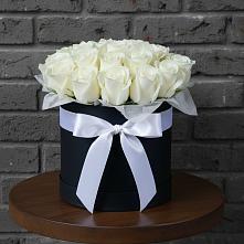 Цветочная композиция из Розы в шляпной коробке в Южно-Курильске