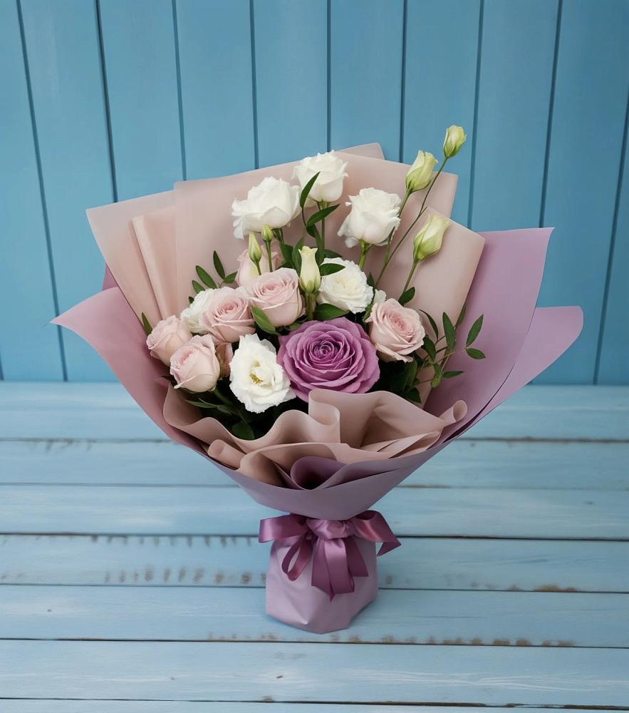 Букет цветов из: Розы и Лизиантусы в Южно-Курильске